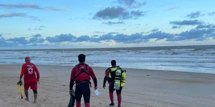 Turista mineiro desaparece após entrar no mar em Guriri
