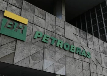 Ações da Petrobras despencam nesta 2ª feira após Lula ser eleito