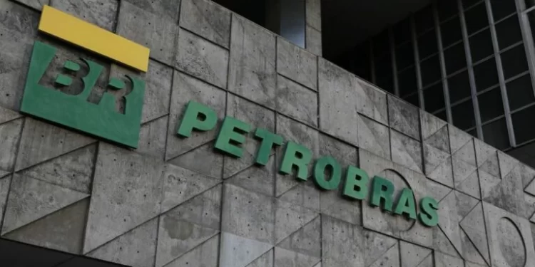 Ações da Petrobras despencam nesta 2ª feira após Lula ser eleito