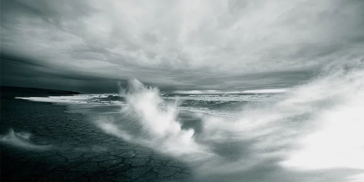 Marinha emite alerta de ventos de 74 km/h com passagem de frente fria no ES