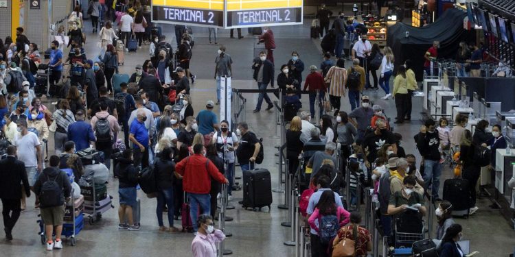 Anvisa aprova volta do uso de máscaras em aviões e aeroportos