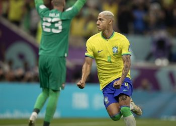 Brasil vence a Sérvia na estreia da Copa com show de Richarlison