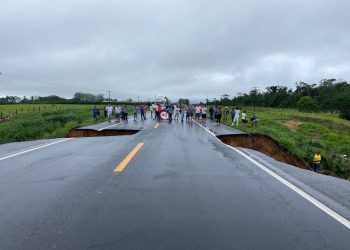 BR-101 é interditada após cratera se abrir na rodovia em Linhares