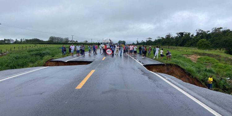 BR-101 é interditada após cratera se abrir na rodovia em Linhares