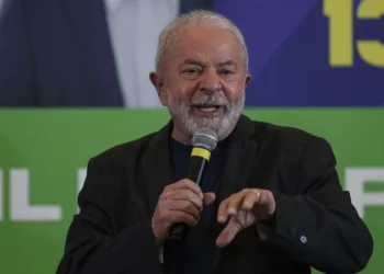 Além de inflamação, exame em Lula indicou manchas na laringe