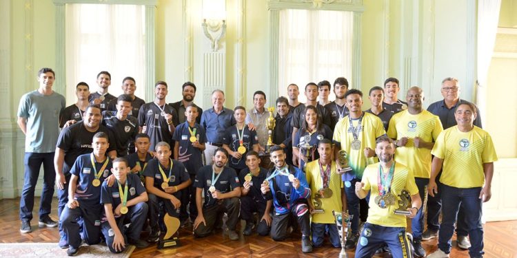 Casagrande recebe atletas e equipes medalhistas em competições nacionais e internacionais