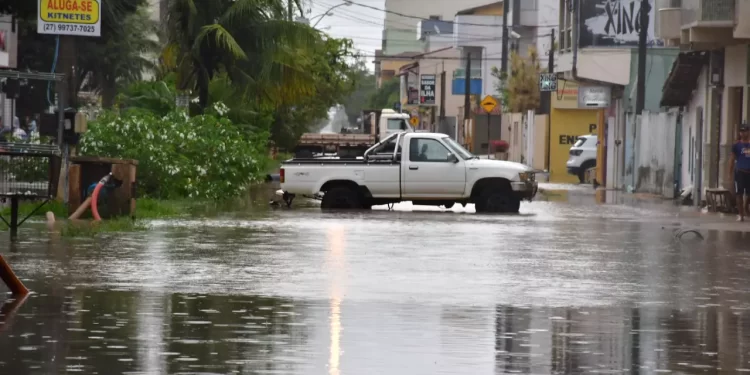 São Mateus e outros cinco municípios do norte capixaba entram em alerta vermelho para grande perigo de chuvas intensas