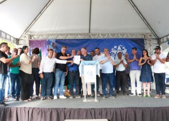 Em Aracruz, Dr. Coutinho e o governador Renato Casagrande autorizam o início das obras de infraestrutura do Centro Empresarial e de quadra poliesportiva e vestiário para escola