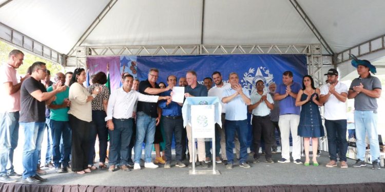 Em Aracruz, Dr. Coutinho e o governador Renato Casagrande autorizam o início das obras de infraestrutura do Centro Empresarial e de quadra poliesportiva e vestiário para escola