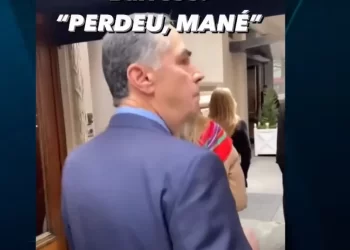 Barroso perde a paciência com protesto: “Perdeu, mané”