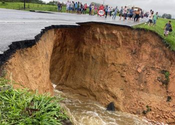 Trecho com cratera causada por chuva na BR-101 no ES será reconstruído em 72 horas, diz concessionária