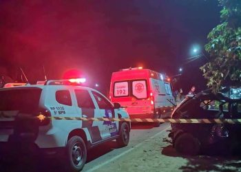 Duas pessoas morrem após carro bater em poste em Aracruz