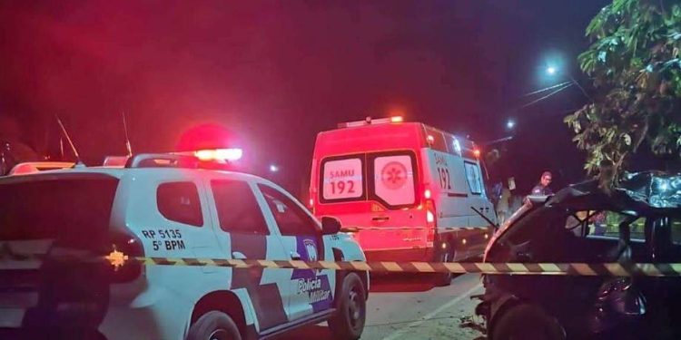 Duas pessoas morrem após carro bater em poste em Aracruz