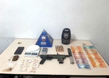 Polícia apreende uma submetralhadora, munições e drogas no bairro Aparecida em Colatina