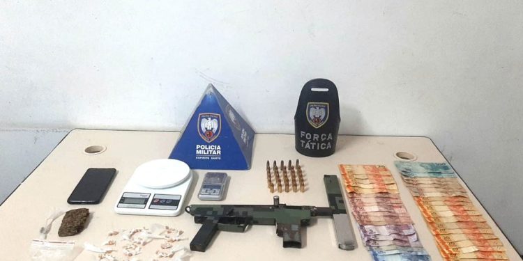 Polícia apreende uma submetralhadora, munições e drogas no bairro Aparecida em Colatina