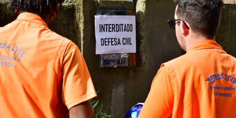 Prefeitura de São Mateus interdita 48 casas com risco de desabamento na Avenida Cricaré