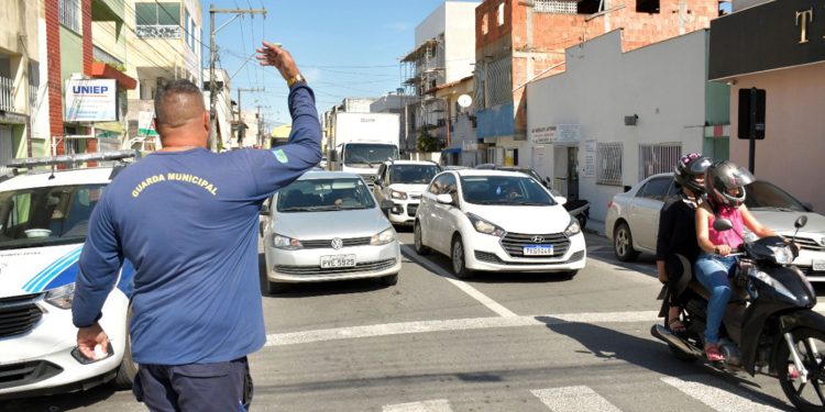 Agentes de trânsito nas ruas para orientar sobre as mudanças e sinalização em São Mateus