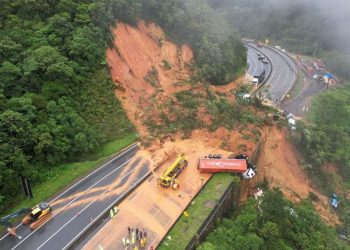Deslizamento de terra na BR-376 mata duas pessoas no Paraná