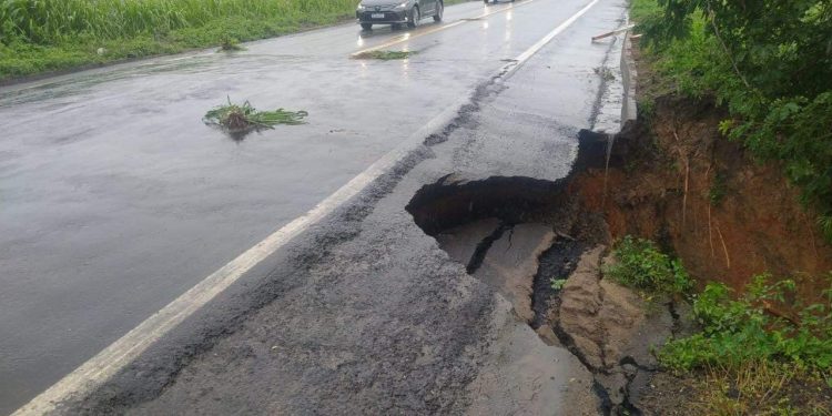 BR-259 é totalmente interditada em Colatina após erosão