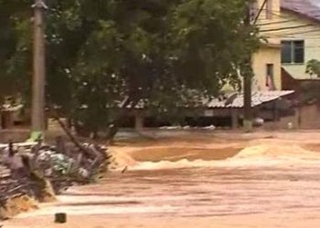 Após fortes chuvas, rio em Fundão sobe 8 metros e inunda cidade