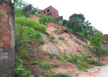 VÍDEOS | Situação piora em área de alto risco em São Mateus; barranco está desmoronando e risco de casas vim abaixo e real no bairro Porto