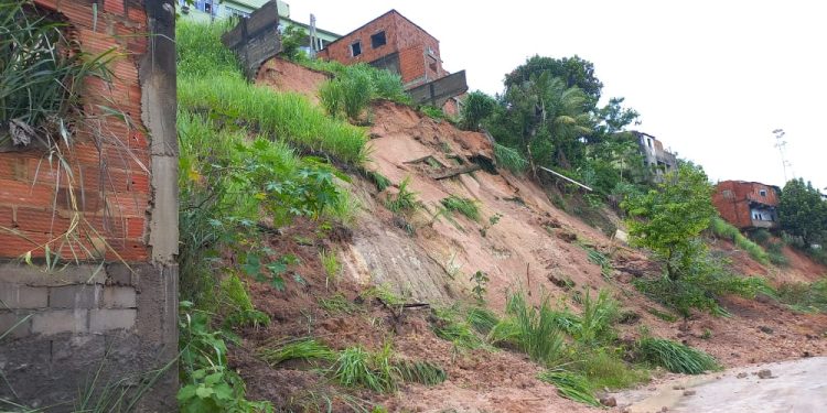 VÍDEOS | Situação piora em área de alto risco em São Mateus; barranco está desmoronando e risco de casas vim abaixo e real no bairro Porto