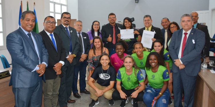 Na Tribuna Livre da Câmara, Jéssica, do Projeto Harpia FC, promove o futebol feminino