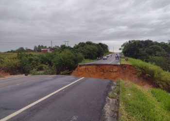 Chuva abre cratera na BR-101 e trecho é totalmente interditado em São Mateus