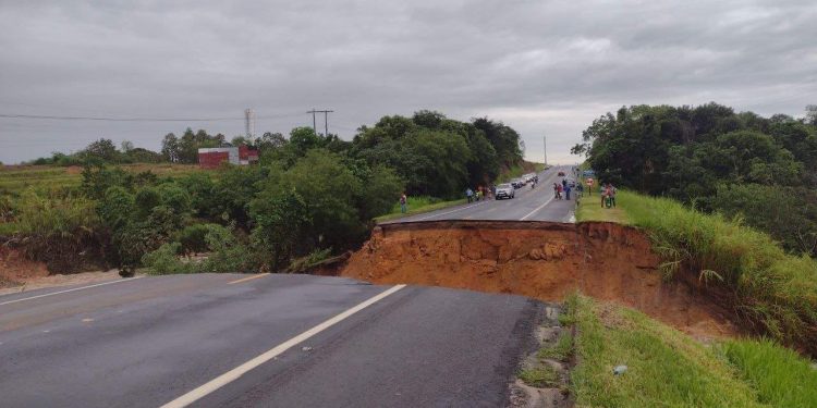 Chuva abre cratera na BR-101 e trecho é totalmente interditado em São Mateus