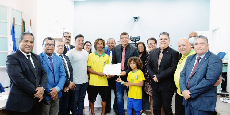 Jovem surfista de Guriri recebe homenagem da Câmara por título estadual