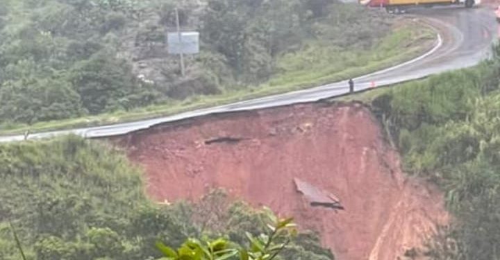 BR-101 | Nova cratera se abre e trecho fica totalmente interditado no sul da Bahia, entre Teixeira de Freitas e Itamaraju