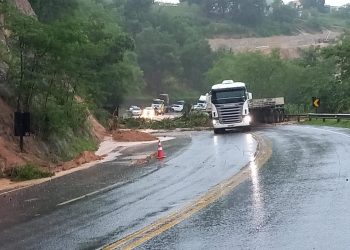 VIDEOS | BR-101 é interditada em Pedro Canário após deslizamento de terra