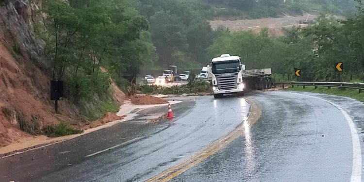 VIDEOS | BR-101 é interditada em Pedro Canário após deslizamento de terra