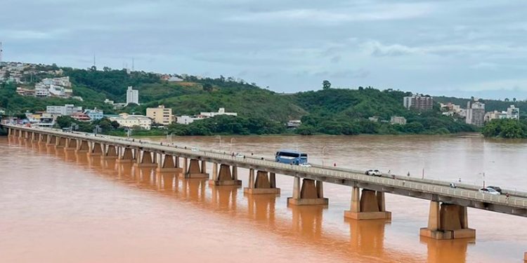 Rio Doce atinge cota de “atenção” em Colatina
