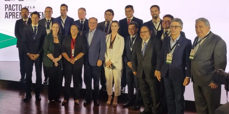 Casagrande participa de evento que debate rumos da Educação Básica no País
