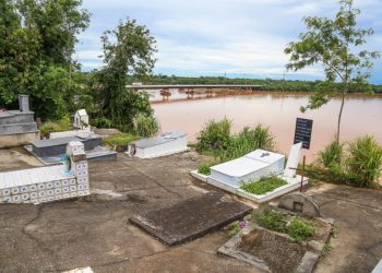 Prefeitura de Linhares monitora cemitério para evitar novos deslizamentos; Defesa Civil afirma que nenhum jazigo caiu no curso do rio Doce