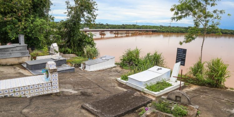 Prefeitura de Linhares monitora cemitério para evitar novos deslizamentos; Defesa Civil afirma que nenhum jazigo caiu no curso do rio Doce