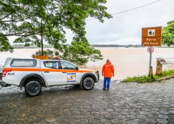 Nível do rio Doce ultrapassa cota de inundação e famílias do Olaria são orientadas sobre riscos de alagamentos