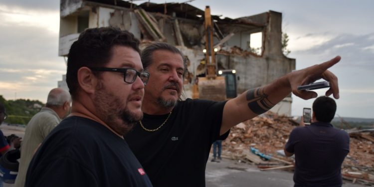 Construções que ameaçavam desabar sobre a Avenida Cricaré e traziam risco à comunidade são demolidas pela prefeitura de São Mateus