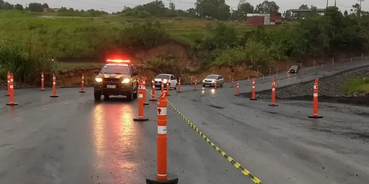 Eco101 libera desvio para passagem de veículos no km 71,5 da BR-101, em São Mateus