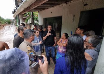 Prefeito de São Mateus vai pessoalmente à Avenida Cricaré na tentativa de convencer os moradores a deixarem a área de risco