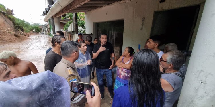 Prefeito de São Mateus vai pessoalmente à Avenida Cricaré na tentativa de convencer os moradores a deixarem a área de risco