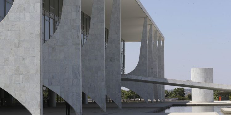 Presidência autoriza deslocamento de 8 servidores aos EUA
