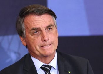 Bolsonaro viaja aos EUA para não passar faixa a Lula