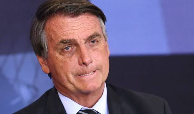 Bolsonaro viaja aos EUA para não passar faixa a Lula