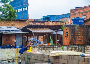 Chuvas no ES: Equipes da Prefeitura de Linhares atuam em ocorrência no bairro Aviso, sem vítimas, e famílias serão levadas para abrigo