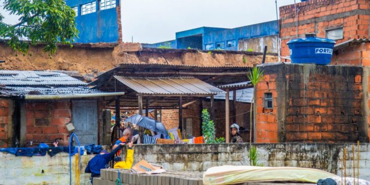Chuvas no ES: Equipes da Prefeitura de Linhares atuam em ocorrência no bairro Aviso, sem vítimas, e famílias serão levadas para abrigo