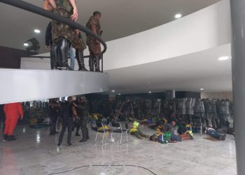 Terroristas são rendidos e presos dentro do Palácio do Planalto após destruição