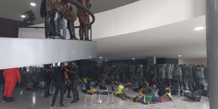 Terroristas são rendidos e presos dentro do Palácio do Planalto após destruição