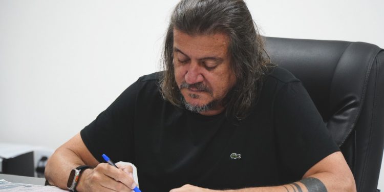 Oportunidade para quem mais precisa: Daniel Santana sanciona lei que garante 20% das vagas de DT’s para o primeiro emprego